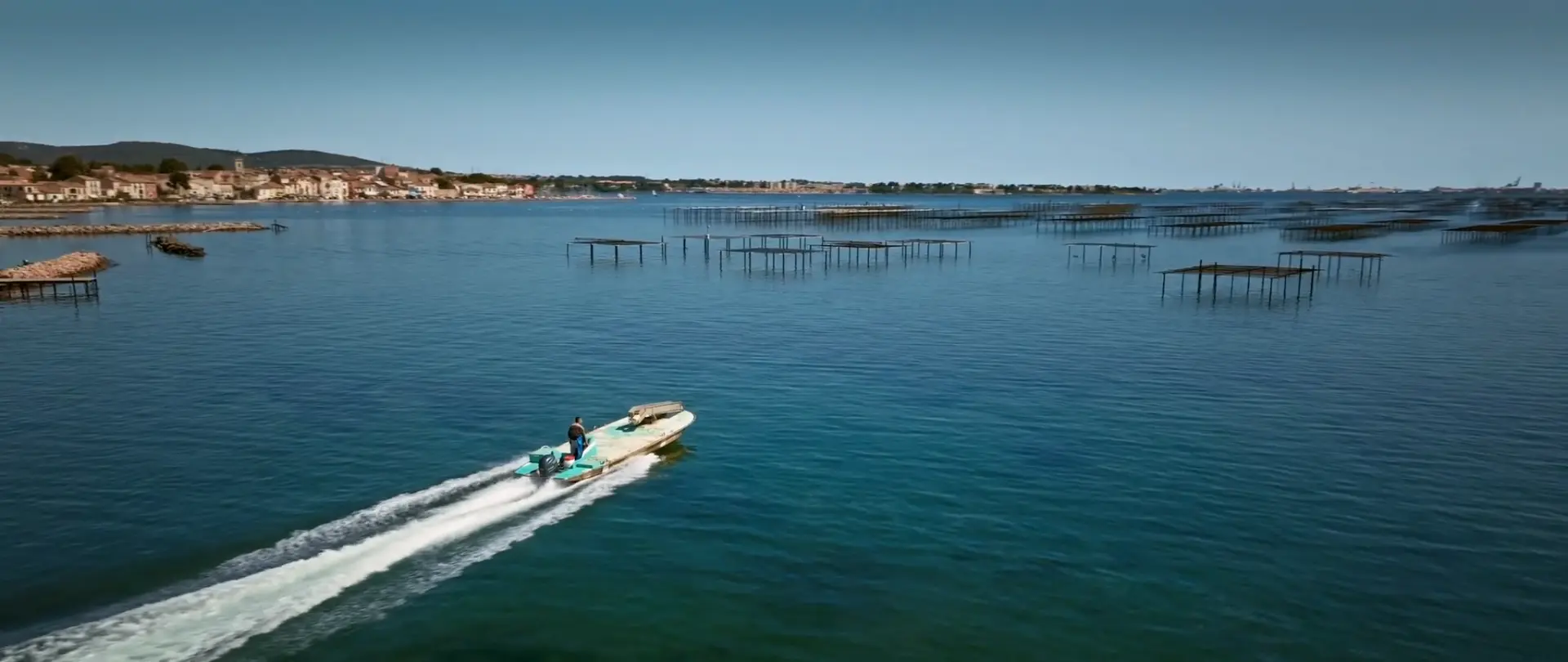 vue aérienne de l’étang de Thau réalisée en drone