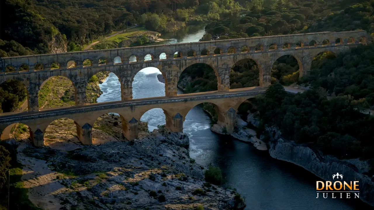 video drone domaine chateau occitanie pont du gard vue aerienne
