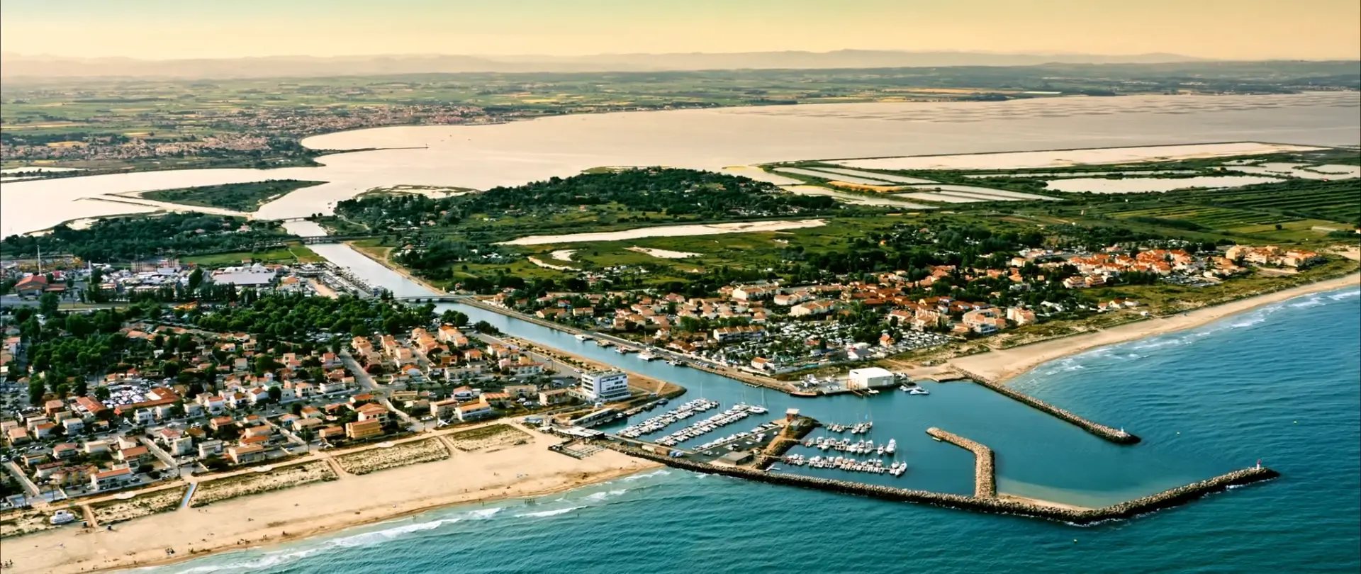 vue aérienne du port de Marseillan en hélicoptère