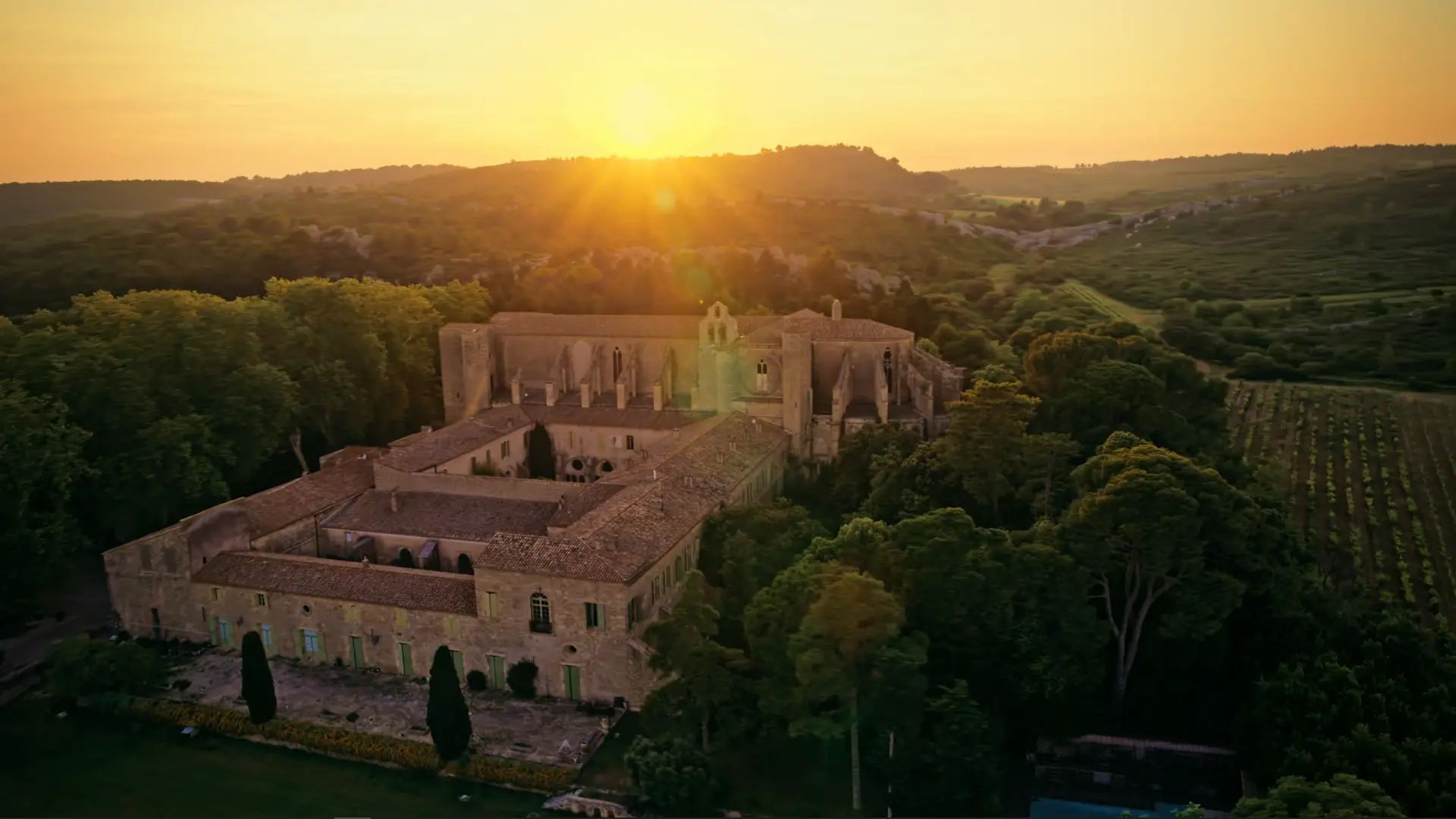 vue aérienne de l’abbaye de Valmagne au coucher du soleil – video drone montpellier