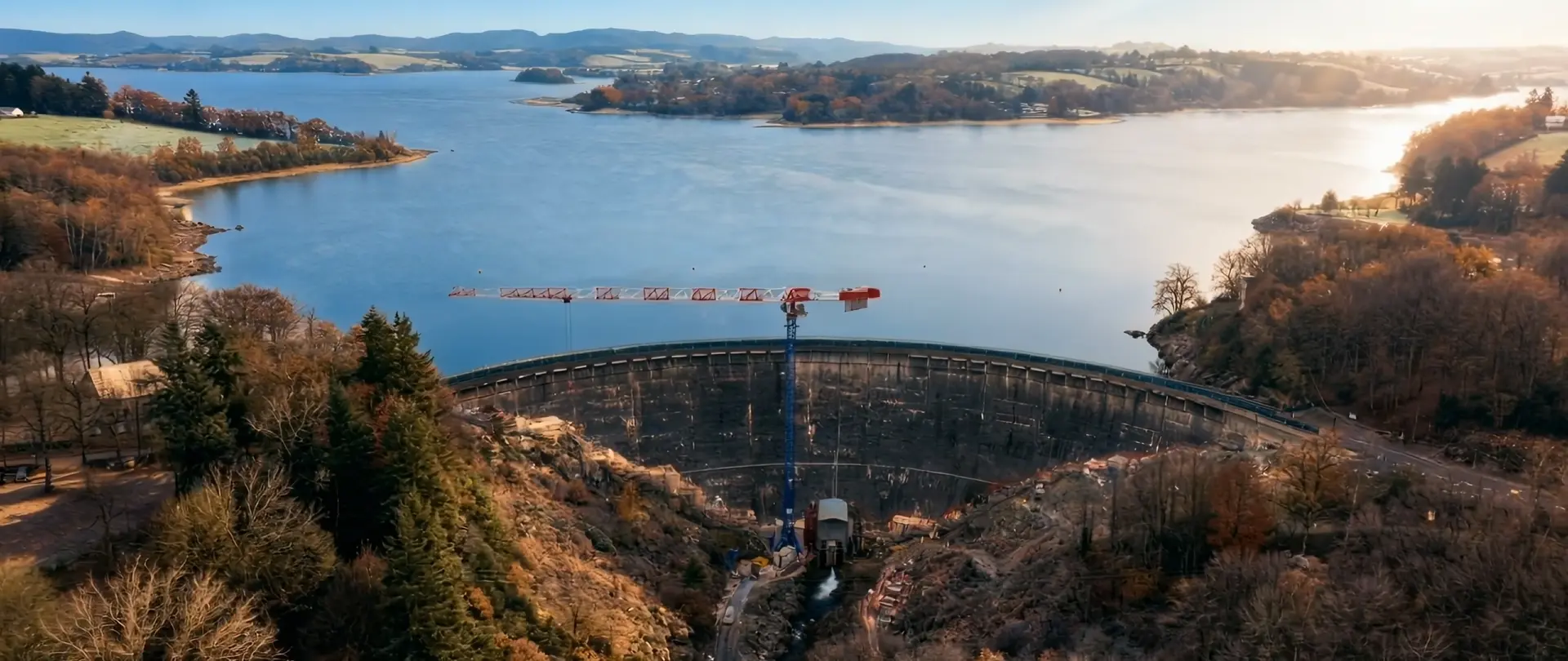 vue aérienne d’un barrage en Occitanie réalisée en drone