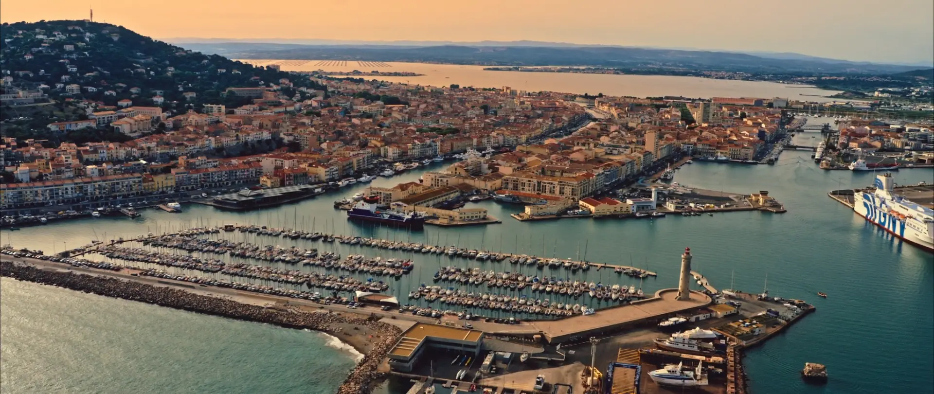 vue aérienne de Sète au coucher du soleil – vidéo drone Hérault